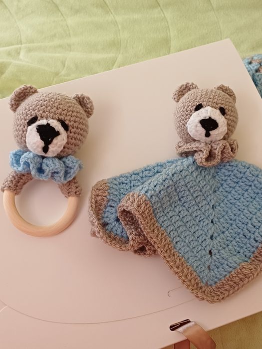 Бебешки комплект от одеалце, гушка и дрънкалка