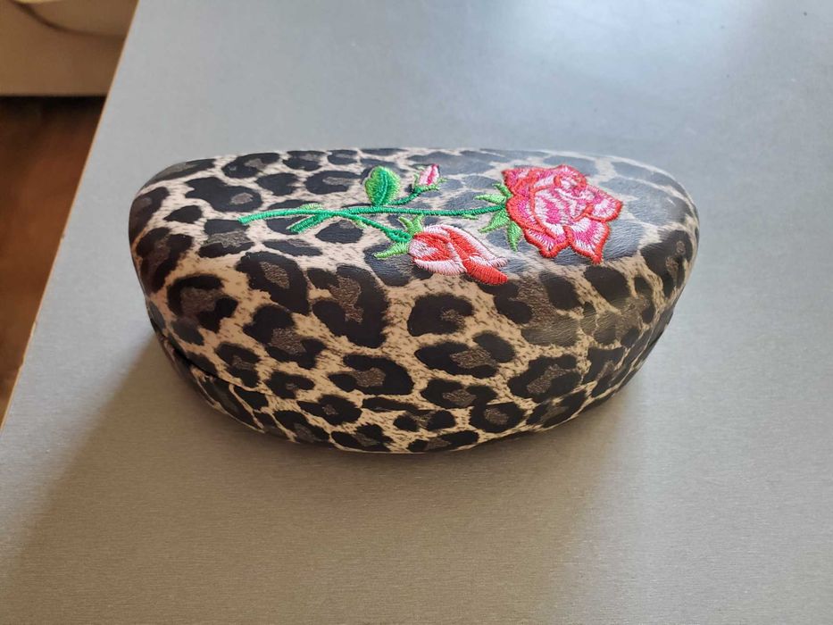 Продавам стилен калъф за слънчеви очила