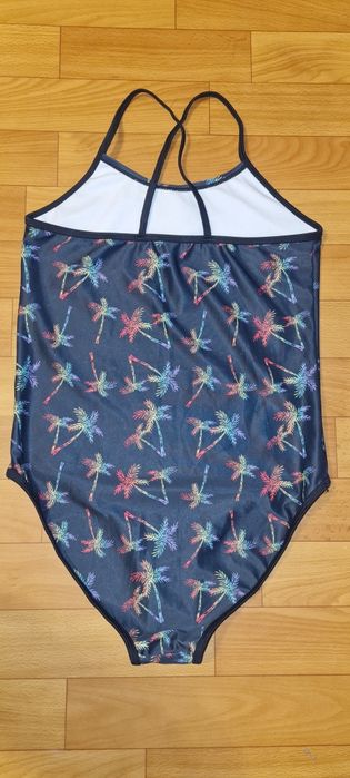 Яркий слитный купальник