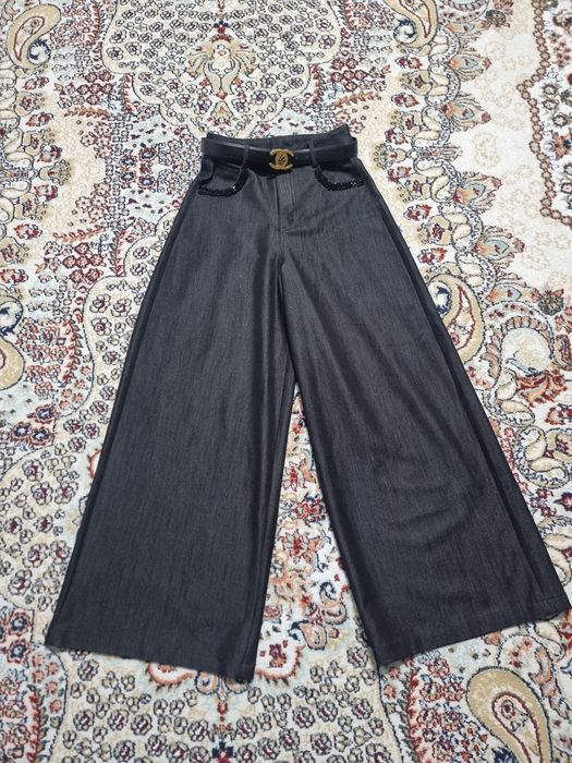 Вещи платья,брюки и пиджак.