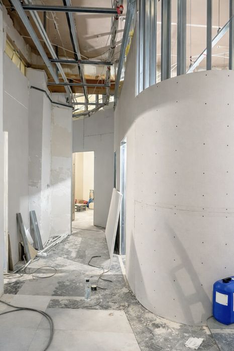 Construim case la rosu si la cheie/ renovari/ instalati sanitare si electrice/ reconsolidari etc
