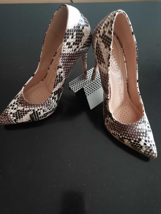 Змийски обувки на ток