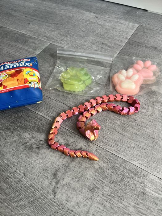 Игрушки фигурки и сквиши.