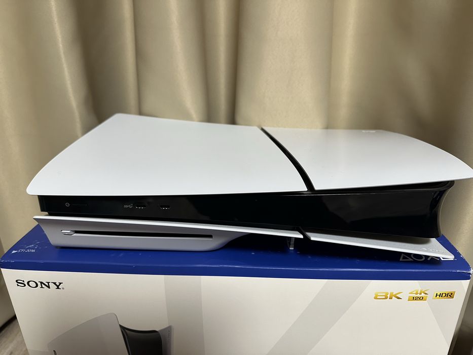 PS5 Slim + 2 джойстика + Pulse слушалки + 3 игри