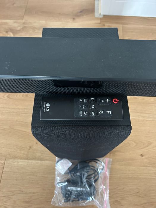 LG SL4Y Soundbar cu Subwoofer – 300W – Sunet Premium – Stecher UK