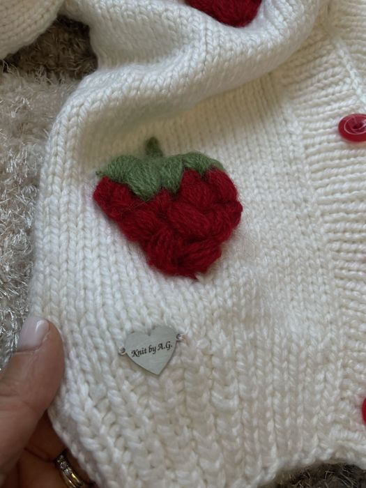 Ръчно плетена жилетка с 3 Д ягоди