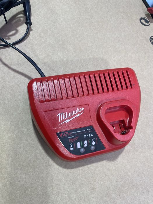 Incarcator Milwaukee C12 C pentru acumulatori M12 Li-Ion
