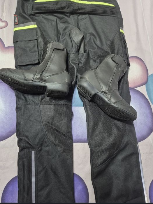 Pantaloni si cizme moto
