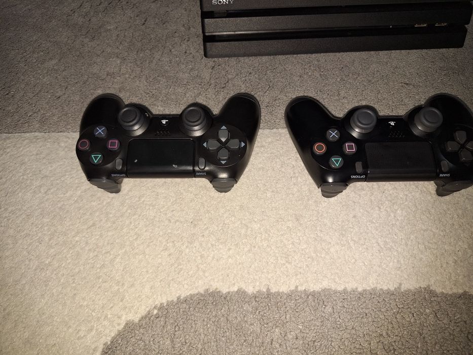 Sony playstation PS4 Pro 1tb 2 manete