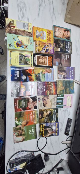 Продавам разнообразни книги.
