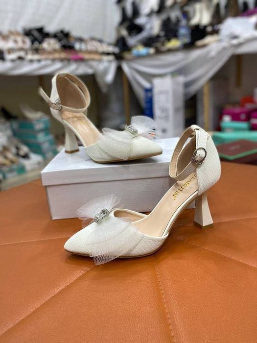 Женский туфли сотилади яанги