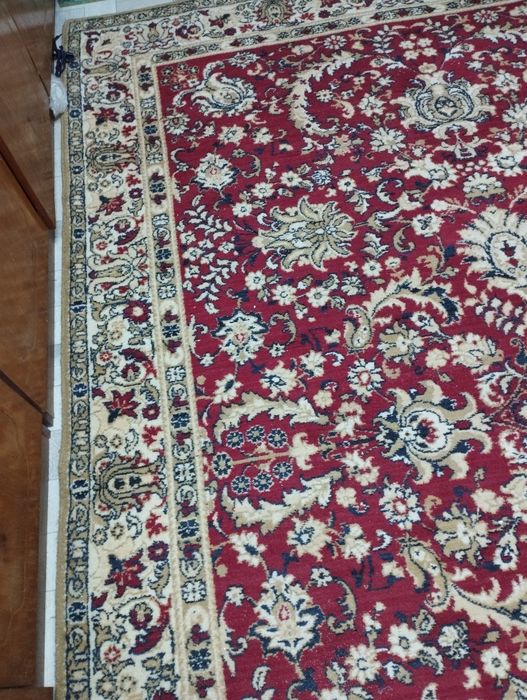 Ковер бордового цвета