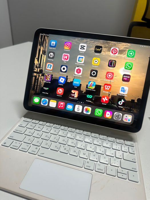 Apple iPad 10th Gen 10.9 Wi-Fi 64GB (2022), чехол keyboard