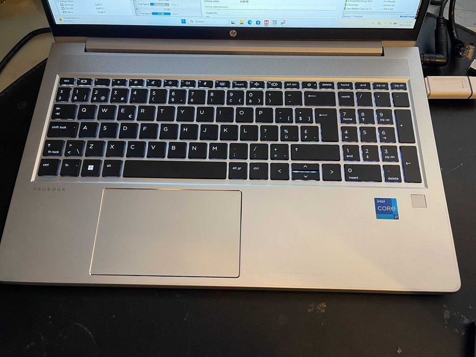Laptop Office/Light Gaming HP ProBook 450 G8, Intel Core i7-1165G7, 8GB RAM, SSD 256GB, Windows 11 Pro, Docking station CADOU!