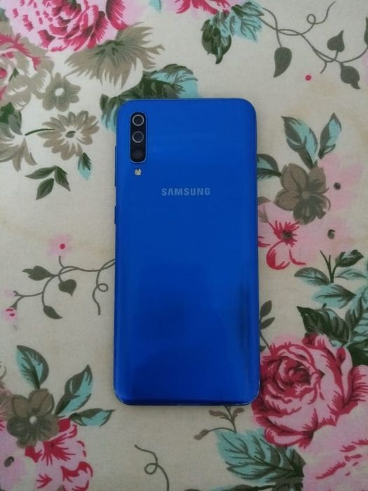 Samsung A50 срочно обменяемся или продаётся