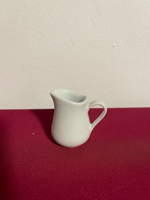 Set 6 mini ccarafe porțelan alb – stare foarte bunăanite lapte ,