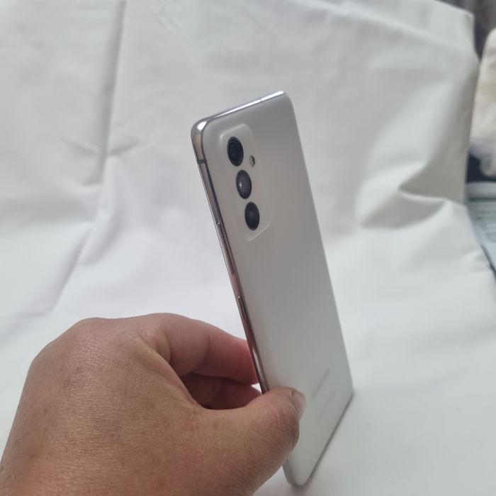 Б/У телефон Galaxy Quantum 2