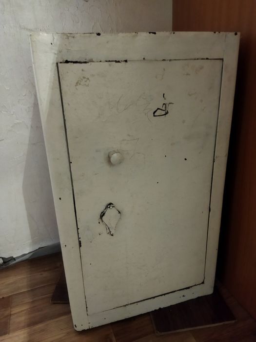 Железный сейф в хорошем состояний