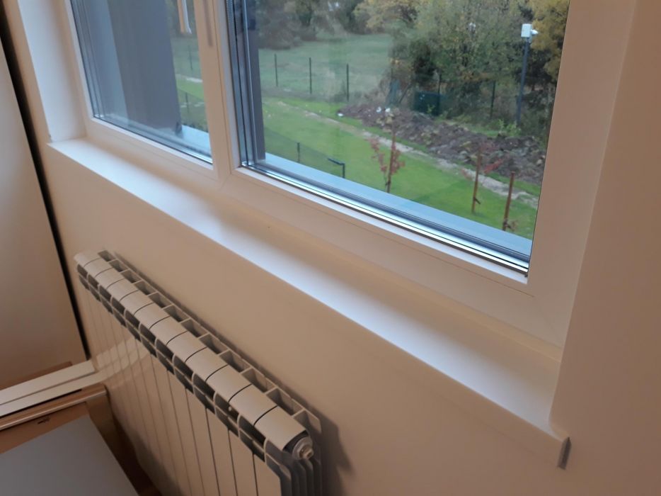 Подпрозорачни первази от акрилен камък.