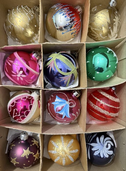 Globuri vechi pentru bradul de Crăciun.