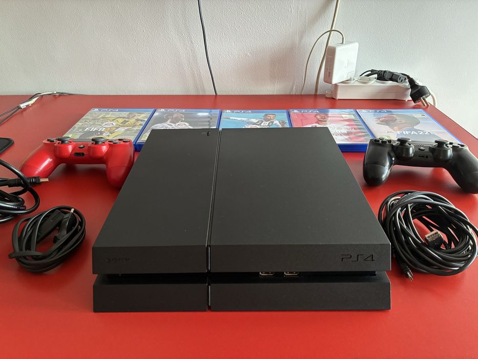 Consolă Sony PS4 FAT CUH-1216A– 4 controllere originale + jocuri FIFA – stare foarte bună