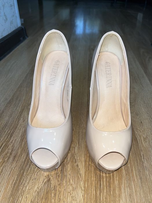 Бежевые лакированные туфли