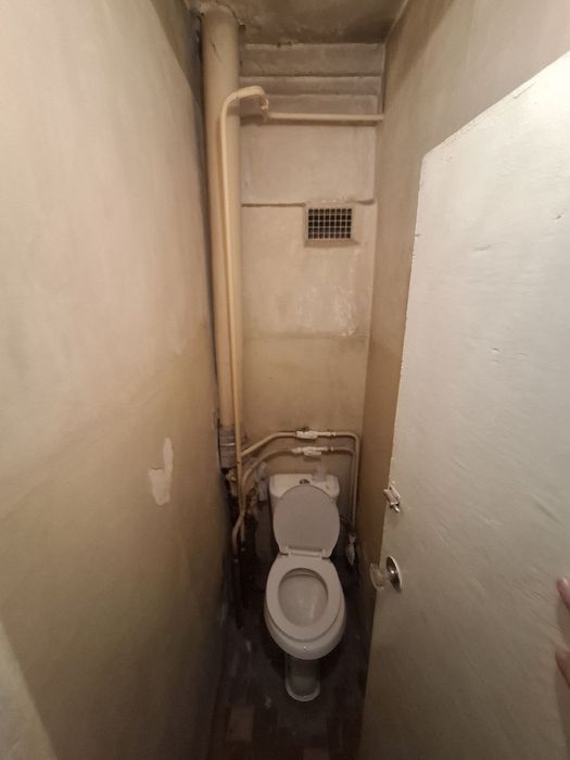 Продаётся на Юнусабаде 4 , 2/4/4 кирпич ,б 2×6м ,ориентир,,Сезам,,