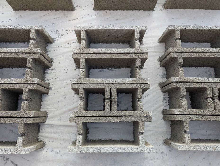 Urgent Vibropresa / masina  boltari cu 2 matrite