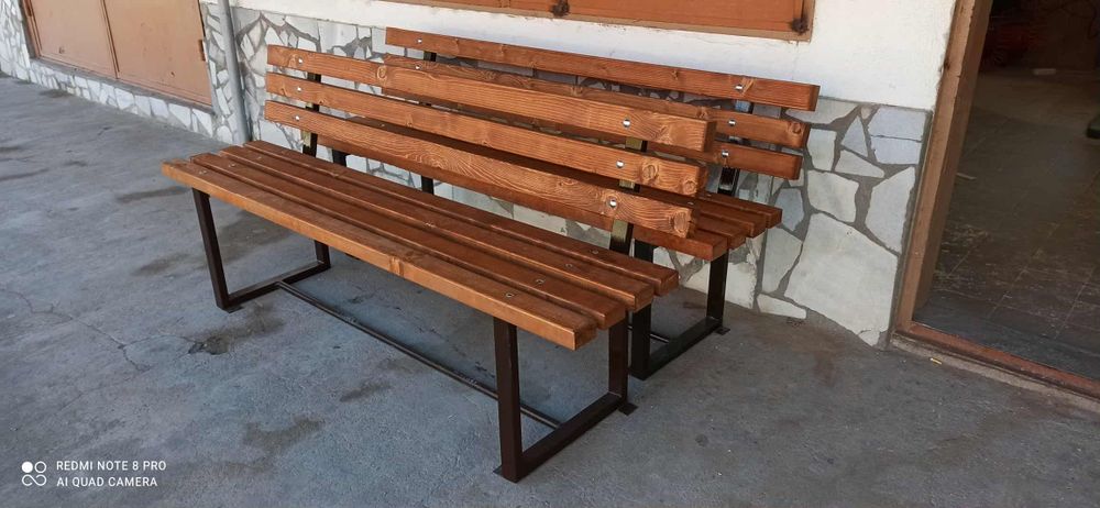 Дървена пейка с метални крака