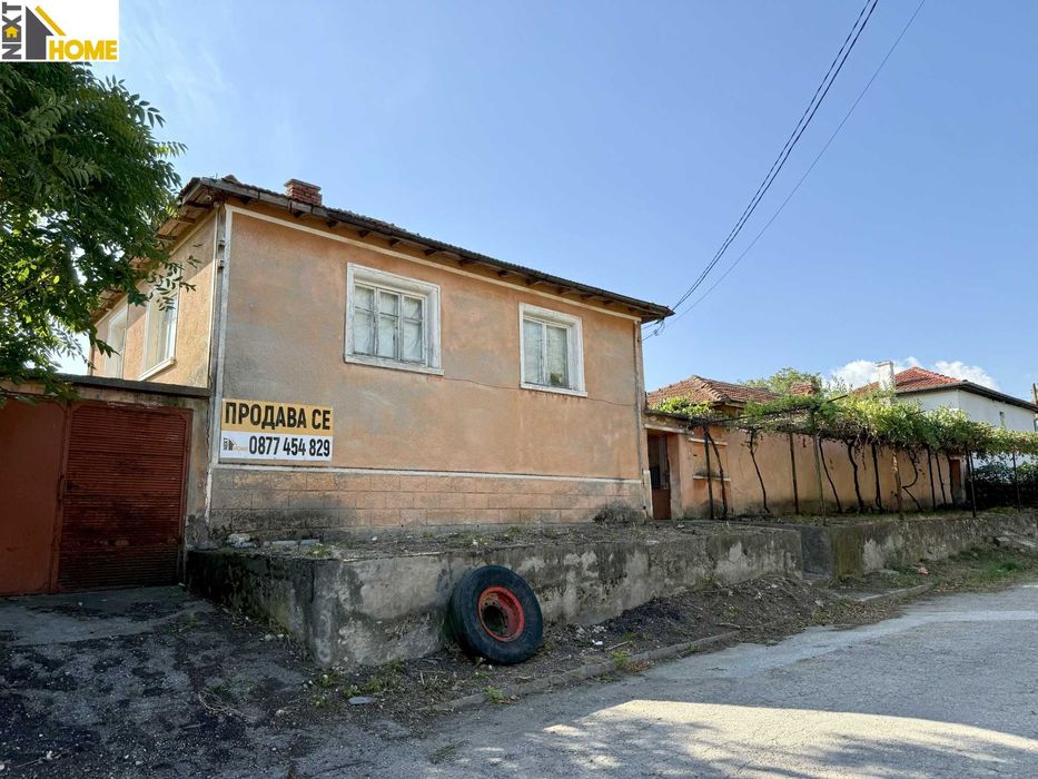 Две къщи с гараж, голям двор и стопански постройки с. Козаново