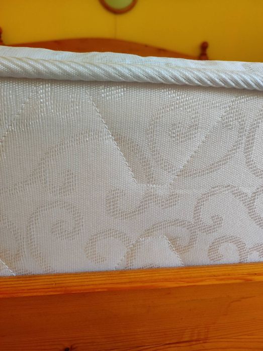 Спални  от масивно дърво с двулицеви матраците без пружини