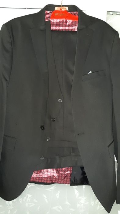 Vand costum negru.