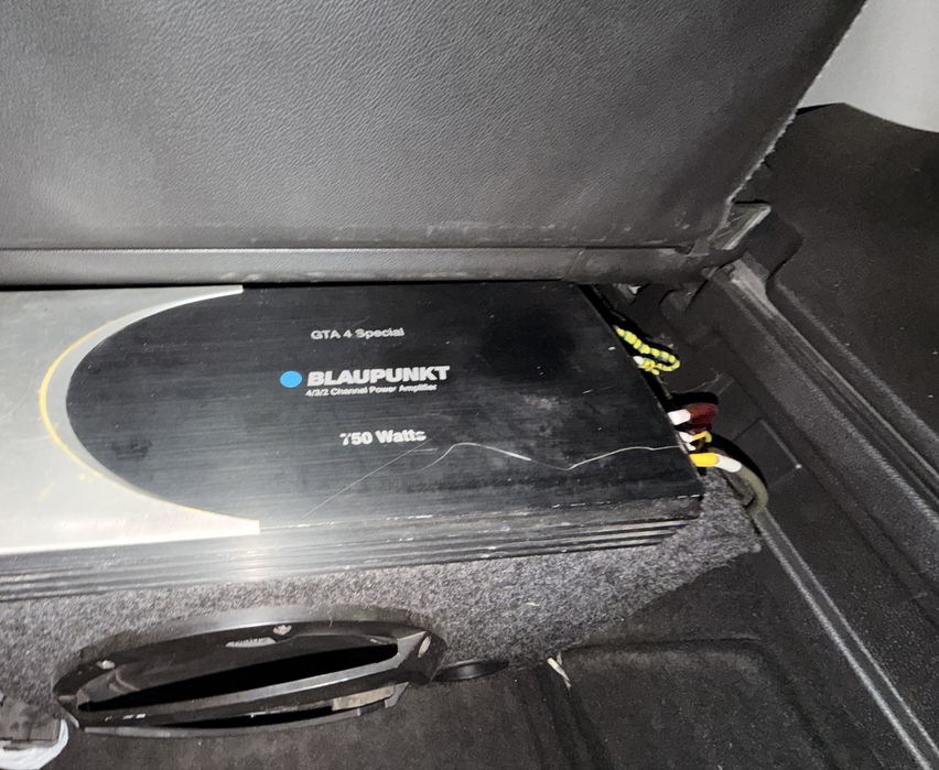 Vând subwoofer auto Hertz