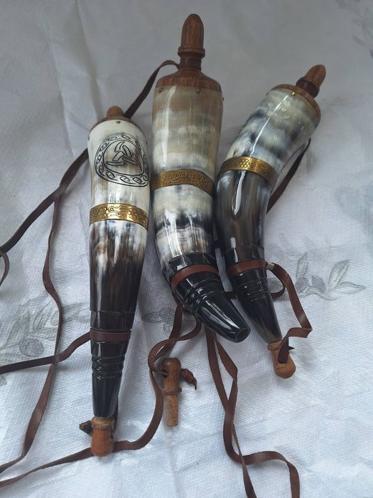 Барутница от естествен рог на бик