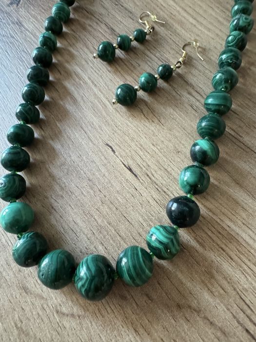 Колие и обеци от зелен полускъпоценен камък нефрит