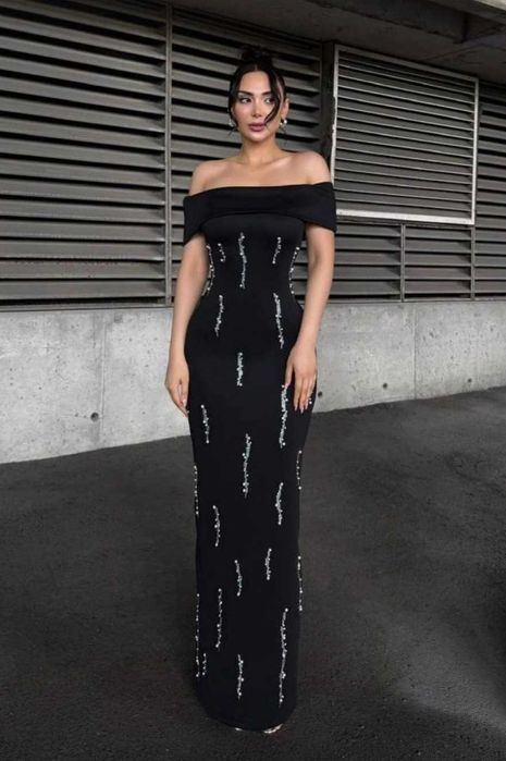 Черна рокля без презрамки с ефект на гмуркане и камъни