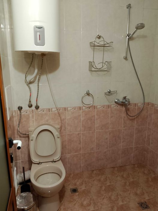 Дава под наем малък 2 стаен апартамент в гр.Бургас жк.Възраждане