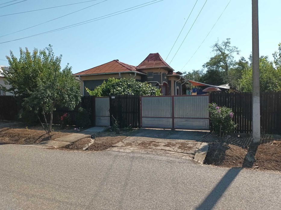 Gospodărie completă: Casă cărămidă, curte, livadă