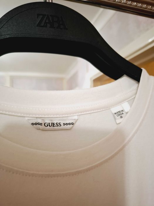 Рокля на марката Guess