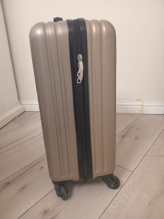 Продам б/у чемоданы