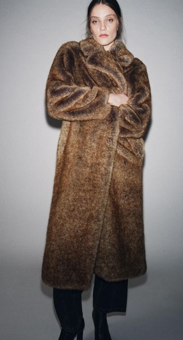 Уникално палто с косъм с подчертани рамене и дълго палто с качулка