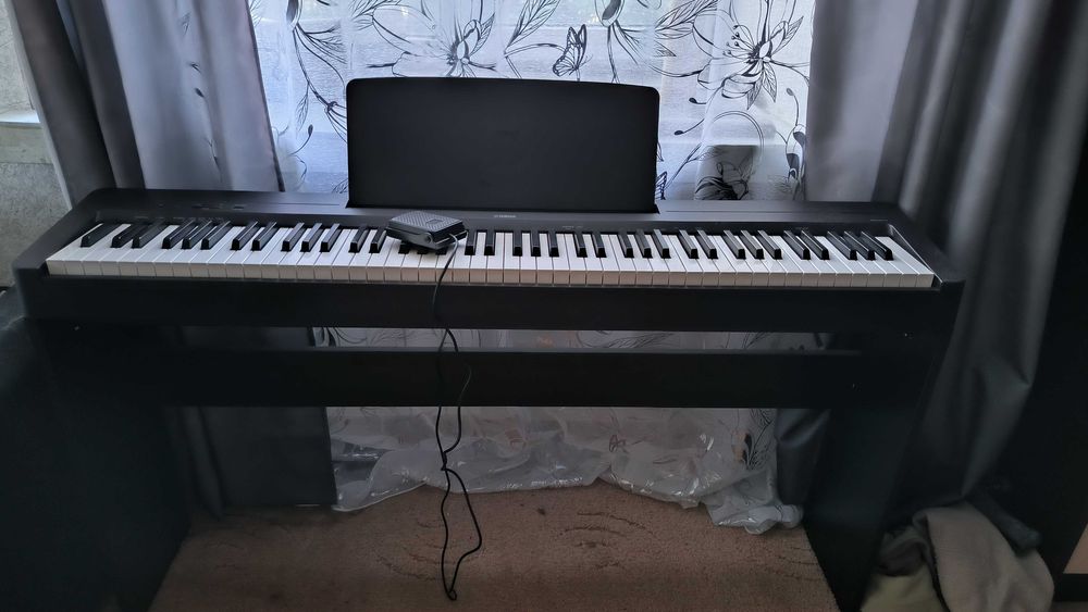 Yamaha p145B со стойкой и педалью