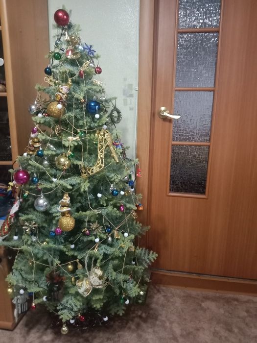 Новогодняя ёлка продаётся