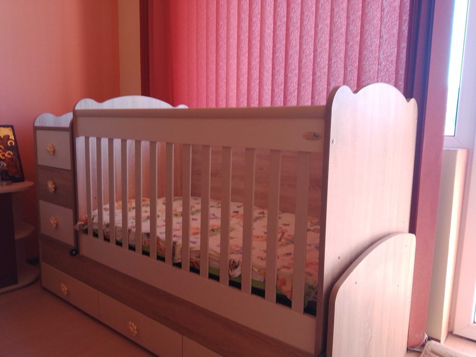 Продавам детска кошара с люлеещ се механизъм.