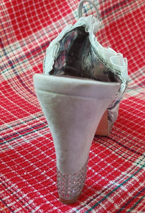 Продам босоножки на танкетке