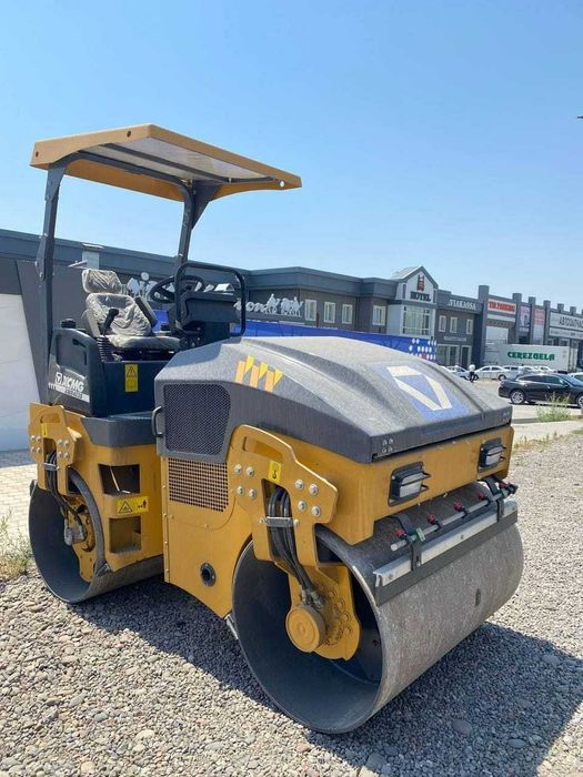 Двухвальцовый виброкаток XMR403 (4 тн.)