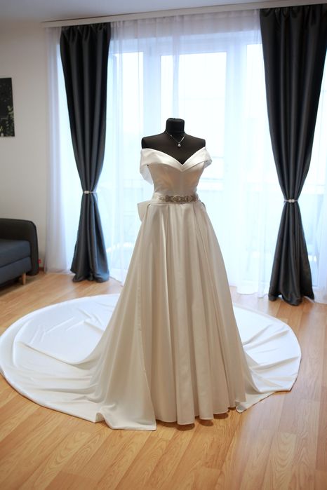 Rochie de mireasă elegantă, satin premium + trenă spectaculoasă detașabilă