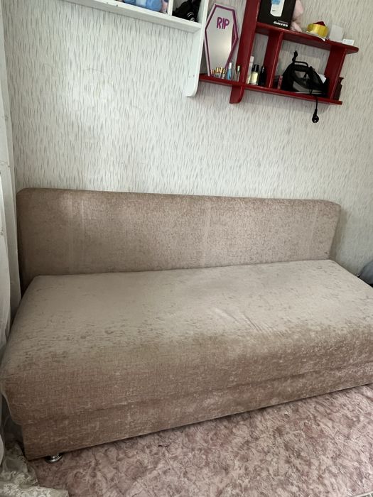 Диван для спальни гостиной.