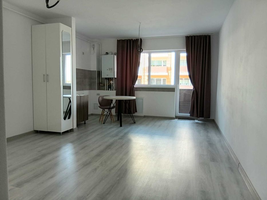 Vand garsoniera semi decomandata
