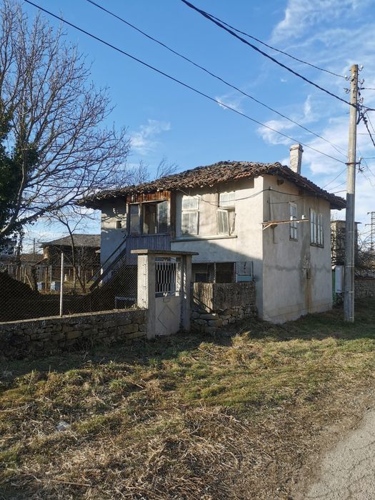 Къща със селскостопанскиа постройка и дворно място 1300кв.м в с. Горна